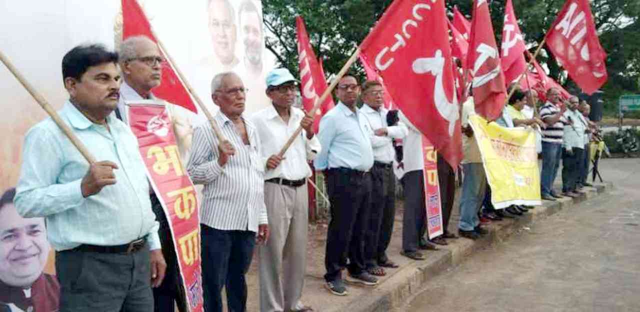 angry-protest-against-the-incident-of-bjp-leader-urinating-on-a-tribal