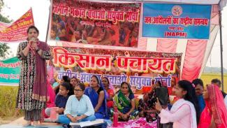 Women Farmer-Labor Panchayat against land-acquisition