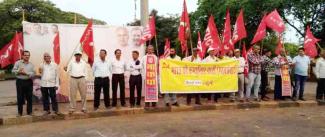 angry-protest-against-the-incident-of-bjp-leader-urinating-on-a-tribal